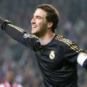 上海海港锁定亚冠对手核心 租借横滨水手多哥后腰克劳德补强中场