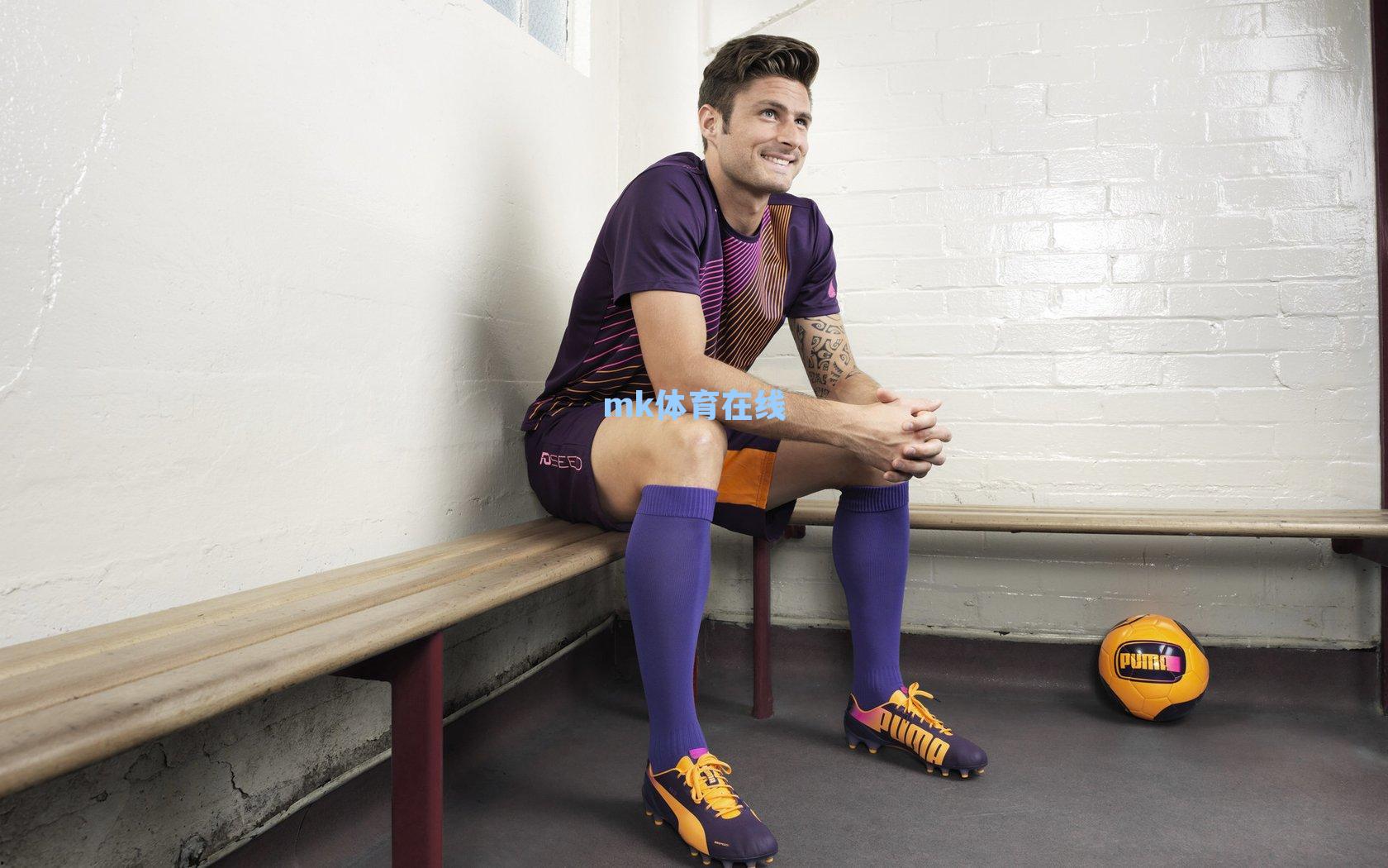 杨威活动现场轻松自如示范引体向上 标准动作诠释体育精神